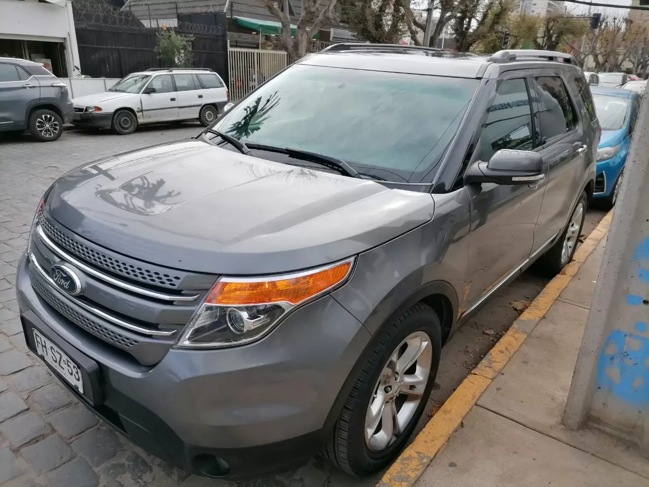 Ford Explorer Limited 4 x4 — foto 2 de 3